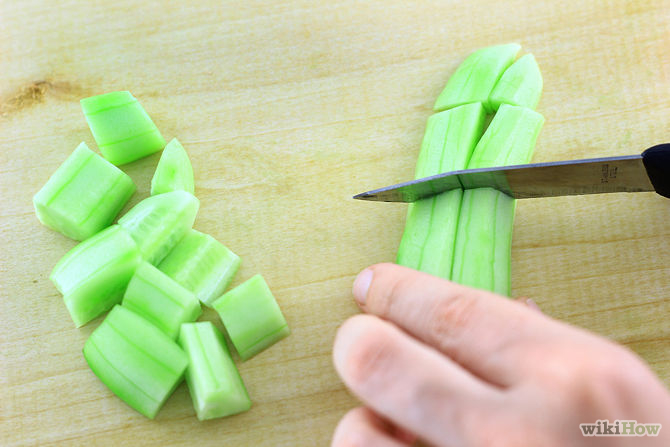 3. Chop the cucumbers into large chunks. The pieces can be up to 1 inch (2.54 centimeters) in height, width, and depth. Smaller pieces will also work, but you should avoid using pieces that are much bigger than that. 